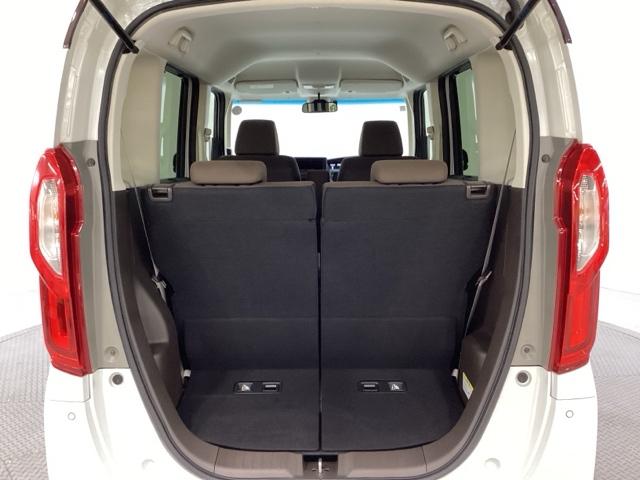 開口部も広く荷物の積み下ろしもしやすいお車となっております。シートの背もたれは５：５の割合で背もたれを可倒でき、前後のシートスライドもできるので荷室をひろげることができます。