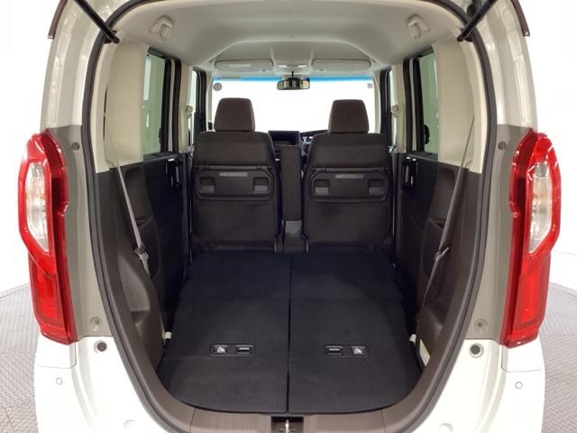 リアシートの背もたれは女性でも容易にシートアレンジが出来るように設定しており、ワンアクションで倒すことも起こすことも可能です。後部座席すべてをフラットな状態にも出来ます。