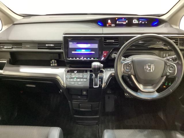 車内は光触媒抗菌消臭施工済です。スタイリッシュなデザインでスポーティなインパネ周りを演出します。グローブボックスやカップホルダーのほかにトレーなどたくさんの収納スペースが付いています。