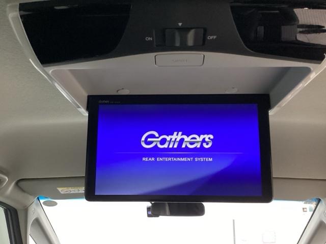 天井にリア席モニターが付いています。ナビゲーションで再生しているＤＶＤ等の映像を、後部座席の方にご覧いただくことができます。お子様にも大人気です。