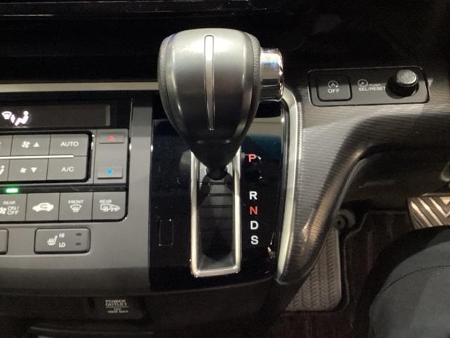 ＣＶＴ車のセレクトレバーです。低速から高速まで、変速ショックのないスムーズな走りを実現するとともに、エンジン効率のよい領域を維持することで燃費にも貢献します。