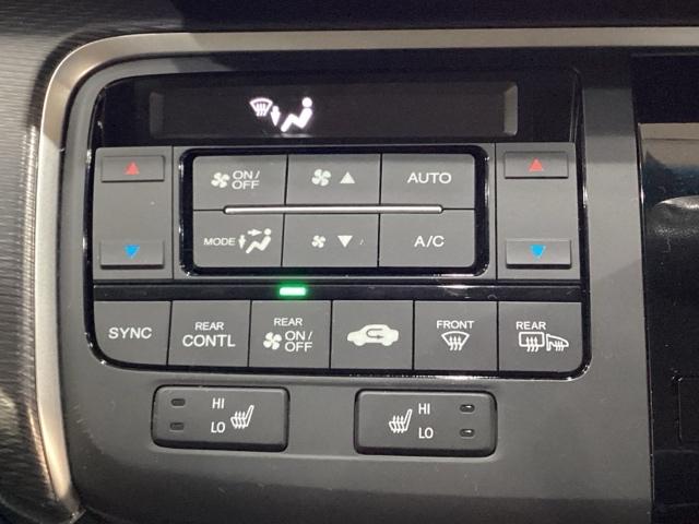 オートエアコンがついてます。左右独立で温度設定のできるデュアルオートエアコンです。パネル内のシートヒータースイッチは前席の左右別々に２段階で温度設定ができます。