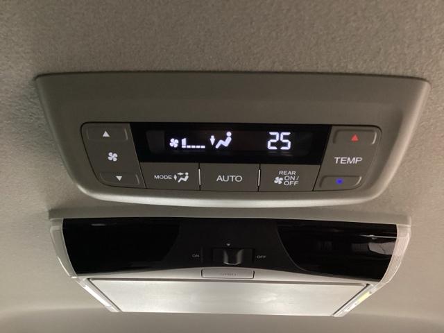 ルーフ中央にエアコン操作パネルがついていますので、２列目・３列目にお乗りの方も快適に過ごせます。