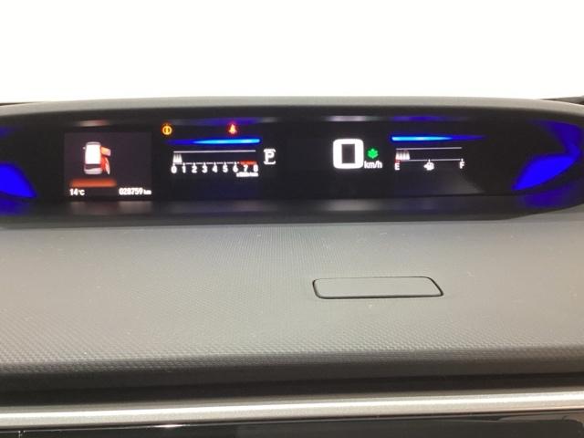 デジタル表示のスピードメーターとタコメーターを大きく配した見やすいメーター部になっています。左側のインフォメーション画面でオドメーターや燃費などの情報を確認できます。