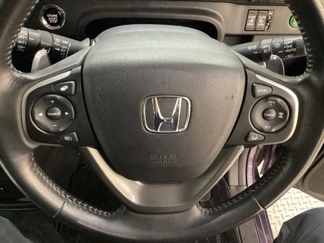 ハンドルにＨｏｎｄａセンシング系のクルーズコントロールやレーンキープアシストなどのスイッチと、オーディオの操作スイッチが装備されています。ハンドルから手を離さず安全に操作できます。
