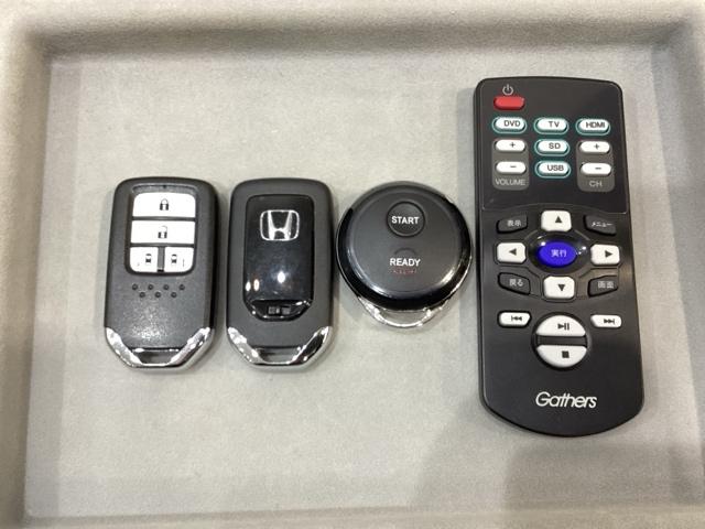 スマートキー付きですからドアロックの開閉およびエンジンスタートが楽々です。電動スライドドアの開け閉めもボタンで操作できます。加えて、純正リモコンエンジンスターター用の操作キーもついています。