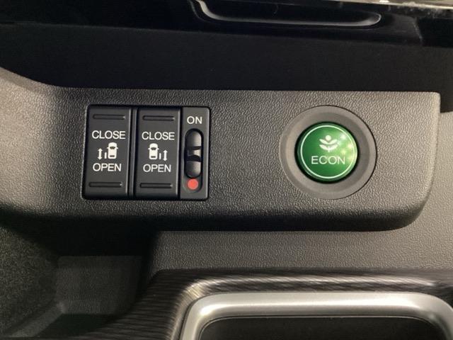 リアドアは乗り降りに便利な両側電動スライドドアです。また運転席に座っていながらスイッチ操作で自在にスライドドアを開け閉めできます。