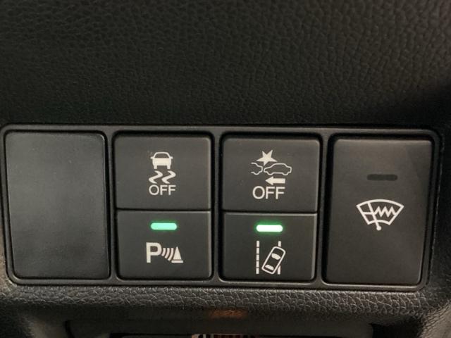 Ｈｏｎｄａセンシング用の、ＶＳＡ（ＡＢＳ＋ＴＣＳ＋横滑り抑制）解除とレーンキープアシストシステムのメインスイッチなどはハンドルの右側に装備しています。