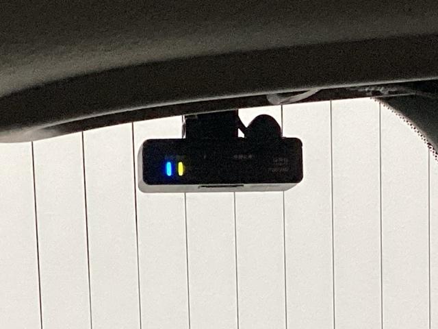 後方にもドライブレコーダーのカメラが付いています。前後両方でお車の周りを監視・記録いたします。