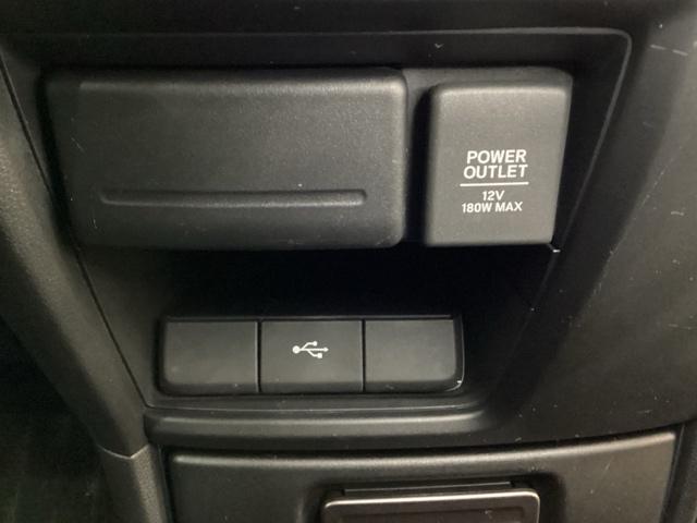 アクセサリーソケットはＵＳＢのアダプターなどをつければ、スマホの充電にも使えます。下にはナビゲーション用の外部入力可能なＵＳＢ端子がついており、周辺には物が置けるボックスがついています。