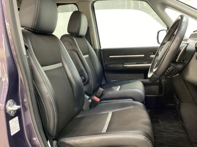 座面も厚みがあり背もたれも高く、広い足元にゆったり座れるシートです。運転席と助手席の間が空いている為、助手席側への移動がスムーズです。交通量の多い道でも助手席側から乗り降りができます。