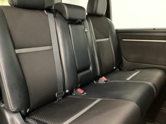 ２列目シートは背もたれの角度調節ができるベンチシートになっております。長距離運転になってもゆったりとできるように、アームレストがついてます。