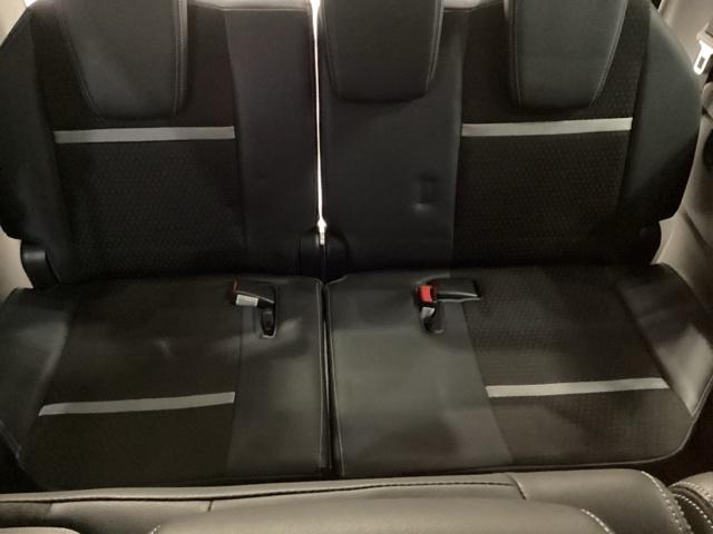 ３列目シートは２列目シートがスライドするので、足元も広くしっかり座れるスペースが確保されています。両サイドにはカップホルダーもついています。