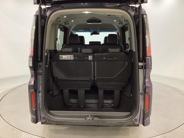 トランクの床は底が深く大きな収納スペースがあり、３列目シートはそこに収納できるようになっています。開口部も広く荷物の積み下ろしもしやすいお車となっております。