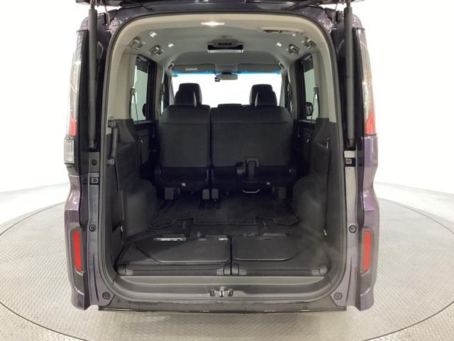 ３列目シートは床下に収納できるタイプになっています。２列目シートを最前までスライドさせれば広い荷物スペースが出現します。床面は段差も少なく荷物の出し入れもしやすくなっています。