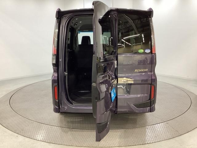 ハッチバックの開口部は上下開閉の他に観音開きでも開きます。３列目シートの左側をトランク床下に収納すれば、５番目のドアとしてお車の乗り降りにも使えます。