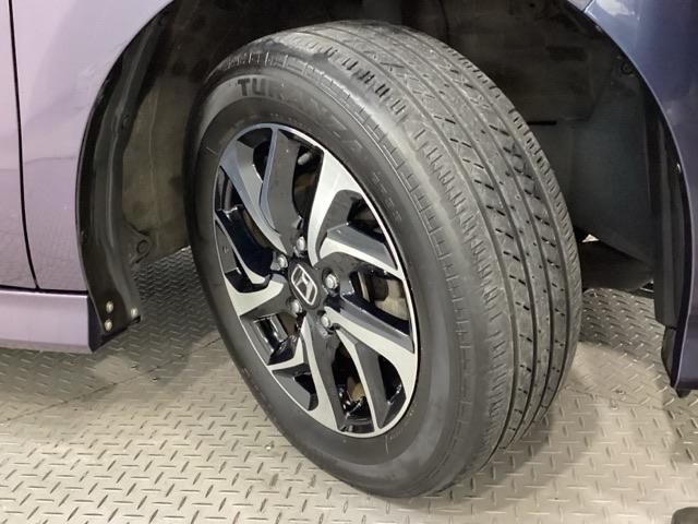 精悍なデザインの純正アルミホイールを装備しています。足元を引き立てて、美しいボディラインを一層引き締めてくれています。