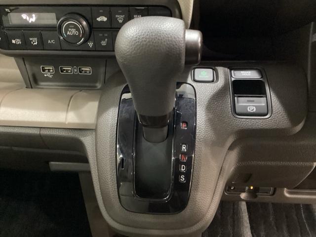 ＣＶＴ車のセレクトレバーです。低速から高速まで、変速ショックのないスムーズな走りと、エンジン効率のよい領域を維持して燃費にも貢献します。サイドブレーキはスイッチ操作の電子制御パーキングブレーキです。