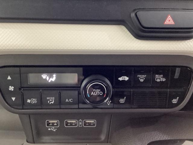 セレクトレバーの左上にプラズマクラスター付き・オートエアコンがついてますので簡単操作で快適に過ごせます。シートヒータースイッチ内蔵で前席の左右別々にＨｉとＬｏの２段階で温度設定ができます。