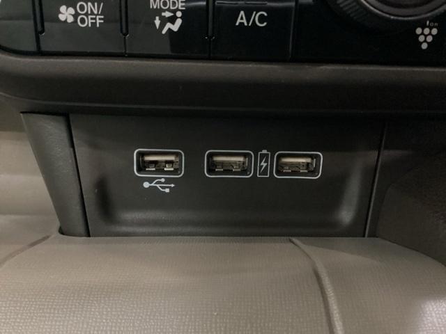 エアコン操作パネルの下に、スマートフォンなどの充電可能なＵＳＢ端子が２個、音源などの外部入力の可能なＵＳＢ端子が１個ついています。移動中に充電もできるので便利です。