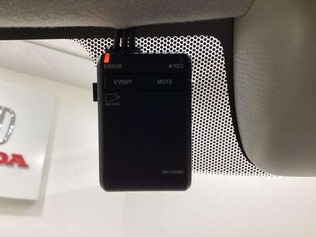 ドライブレコーダーが前方の監視をしてくれます。衝突や急ブレーキなどを感知した場合に、記録された動画が万が一の際に直前の状況を把握する手助けとなります。