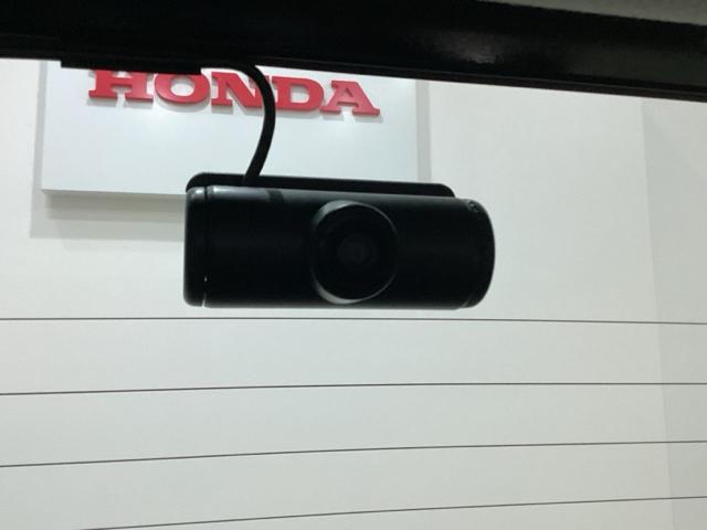 後方にもドライブレコーダーのカメラが付いています。前後両方でお車の周りを監視・記録いたします。