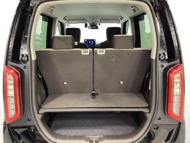 トランクの床は底が深くボードで仕切りを入れた２段式になっています。リアシートが前にスライドしてもボードが伸びるので上部の収納スペースが広がります。