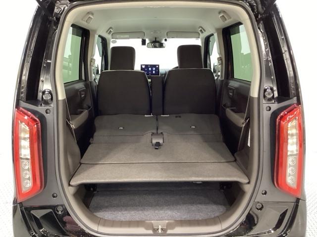 リアシートの背もたれを倒してさらに広々としたトランクスペースになります。段差も少なく荷物の出し入れもしやすくなっています。