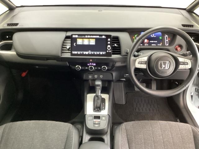 車内は光触媒抗菌消臭施工済です。インパネ周りはスタイリッシュなデザインで機能や装備も充実しています。グローブボックスやカップホルダーのほかにトレーなどたくさんの収納スペースが付いています。