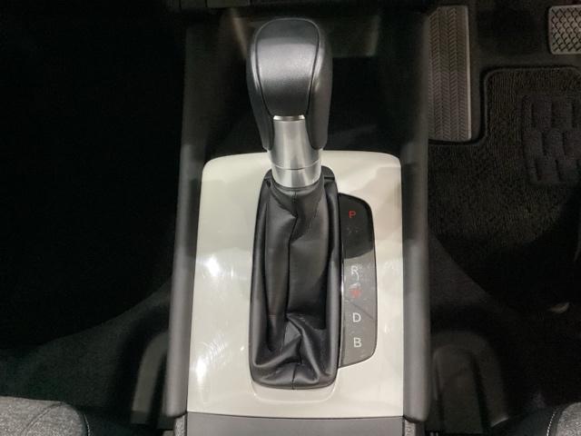 ＣＶＴ車のセレクトレバーです。低速から高速まで、変速ショックのないスムーズな走りを実現するとともに、エンジン効率のよい領域を維持することで燃費にも貢献します。