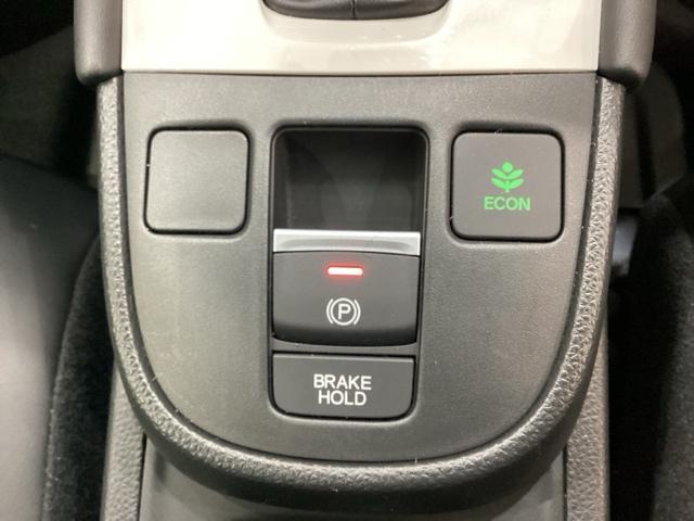 セレクトレバーの下に電子制御パーキングブレーキがあります。スイッチひとつで、停車した地点の傾斜などをシステムが検知・判断してブレーキ力を自動的に最適制御し、しっかり停車できるパーキングシステムです。