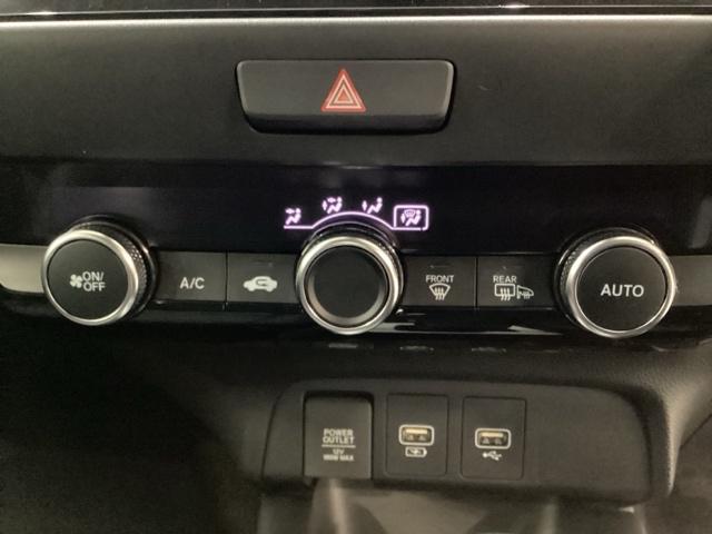 オートエアコンがついてますので、簡単操作で快適に過ごせます。リア熱線のスイッチの中に、雪道に対応したサイドミラーヒーターも入っています。