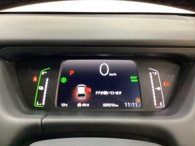 デジタル表示のスピードメーターとタコメーター、燃費やオドメーターなどの表示の他に、ホンダセンシング機能などの表示もできる多機能なマルチインフォメーション・ディスプレイです。