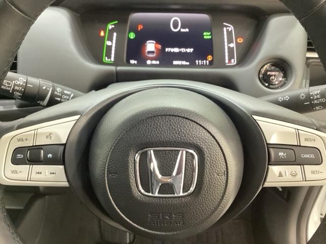 オーディオのチャンネル変更やボリュームなどの操作スイッチの他にレフトセレクターホイールがついています。中央部を指先で上下に動かすことで、マルチインフォメーション・ディスプレイの各表示が確認できます。