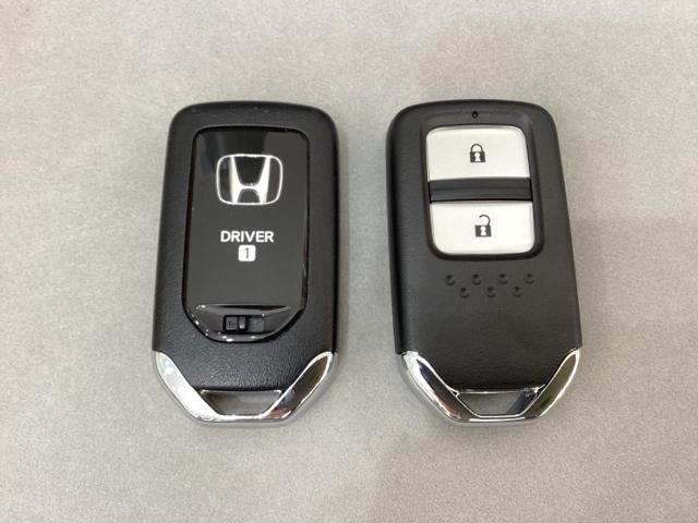 スマートキーを装備しています。鍵を差し込むことなくドアロックの開け閉めと、スタートボタン操作でのエンジンスタートができます。スペアキーも同じものを用意しております。