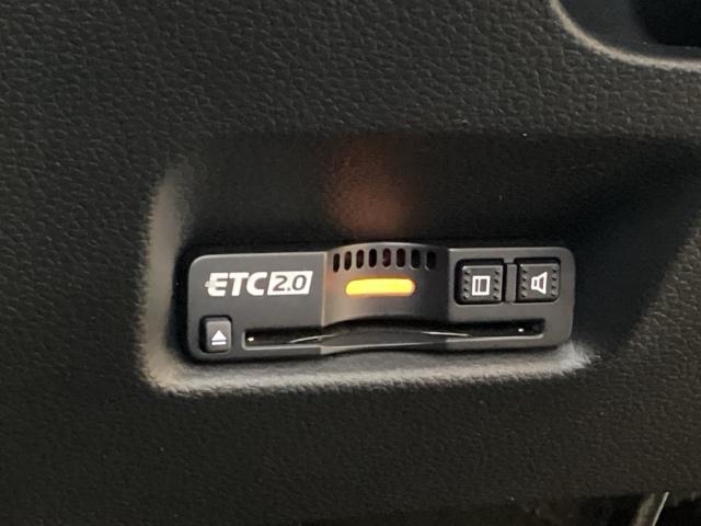 ハンドルの左下にＥＴＣ２．０がついています。高速道路の料金所の通過も楽々です。　カードの取り出しもしやすい場所についています。