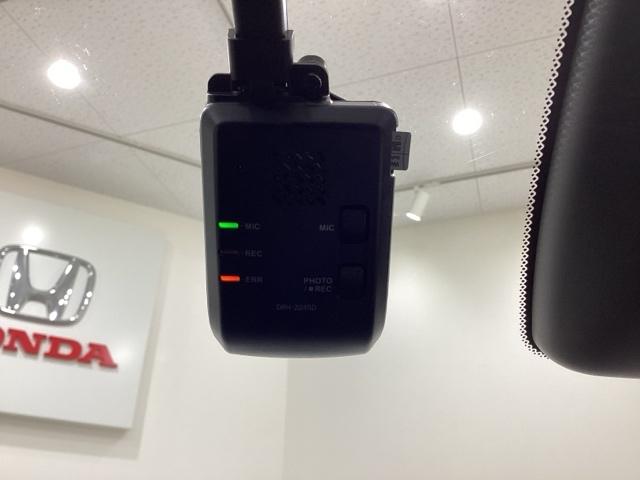 ドライブレコーダーが前方の監視をしてくれます。衝突や急ブレーキなどを感知した場合に、記録された動画が万が一の際に直前の状況を把握する手助けとなります。