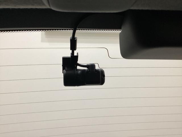 後方にもドライブレコーダーのカメラが付いています。前後両方でお車の周りを監視・記録いたします。