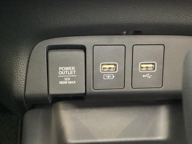 アクセサリーソケットはＵＳＢのアダプターなどをつければ、スマホの充電にも使えます。横にはナビゲーション用の外部入力やスマートフォンなどの充電可能なＵＳＢ端子が１個づつついています。