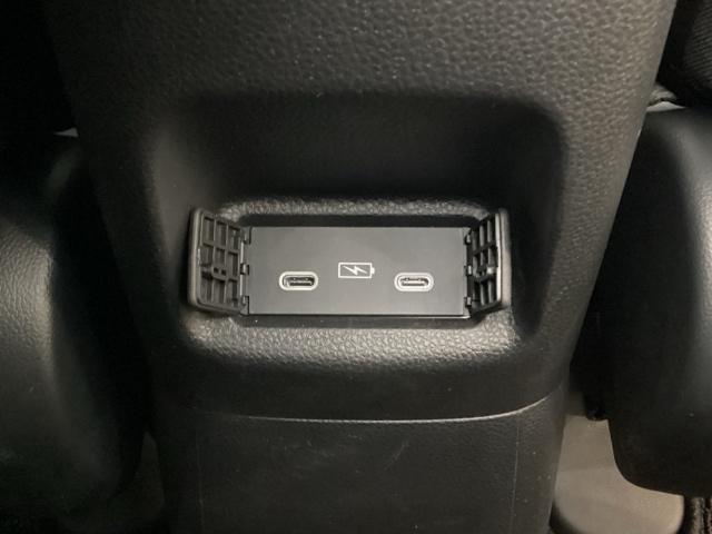 アームレストの後ろ側には、リア席用の充電可能なＵＳＢ端子が２個ついています。移動中に充電もできるので便利です。