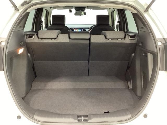 ラゲッジも広く使いやすいトランクは、開口部も広く荷物の積み下ろしもしやすいお車となっております。リアシートの背もたれは６：４の割合で分割して可倒できるので、長いお荷物などを載せることもできます。