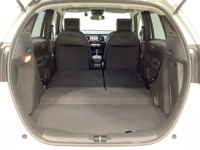 リアシートの背もたれは女性でも容易にシートアレンジが出来るように設定しており、ワンアクションで倒すことも起こすことも可能です。後部座席すべてをフラットな状態にも出来ます。