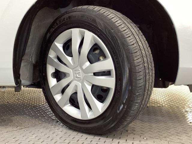 純正スチールホイールには専用ホイールトリム（カバー）を装着しております。足元を引き立てます。