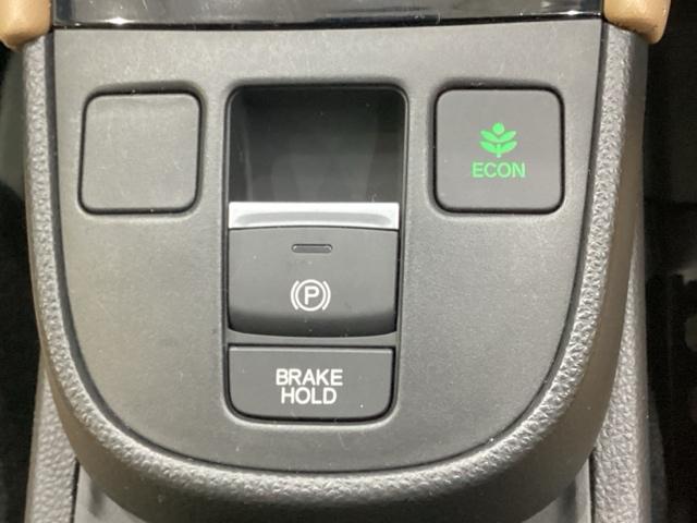 �Z���N�g���o�[�̉��ɓd�q����p�[�L���O�u���[�L������܂��B�X�C�b�`�ЂƂŁA��Ԃ����n�_�̌X�΂Ȃǂ��V�X�e�������m�E���f���ău���[�L�͂������I�ɍœK���䂵�A���������Ԃł���p�[�L���O�V�X�e���ł��B