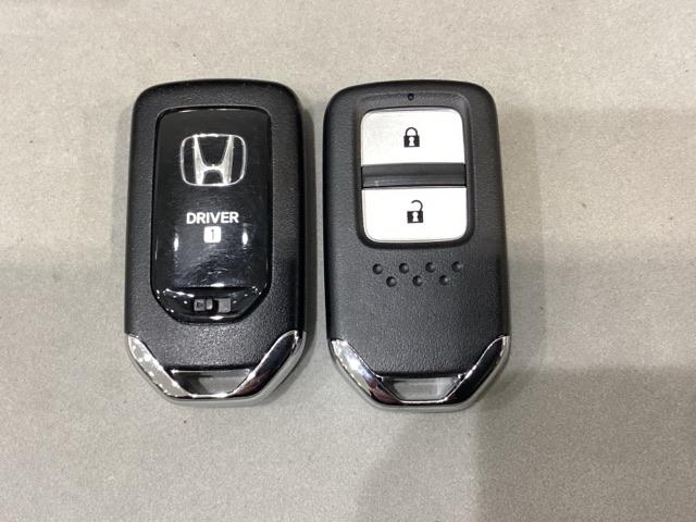 �X�}�[�g�L�[�𑕔����Ă��܂��B�����������ނ��ƂȂ��h�A���b�N�̊J���߂ƁA�X�^�[�g�{�^������ł̃G���W���X�^�[�g���ł��܂��B�X�y�A�L�[���������̂�p�ӂ��Ă���܂��B