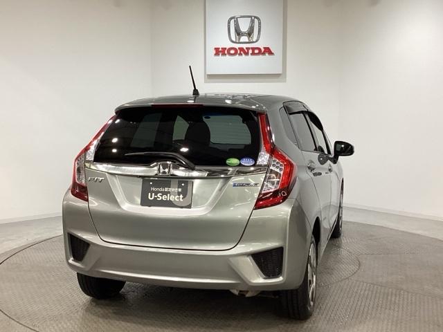 フィットハイブリッド Ｌパッケージ　純正メモリーナビ　エンジンスターター　クルーズコントロール　横滑り防止　バックカメラ　盗難防止　ＬＥＤヘッドライト　４ＷＤ（3枚目）