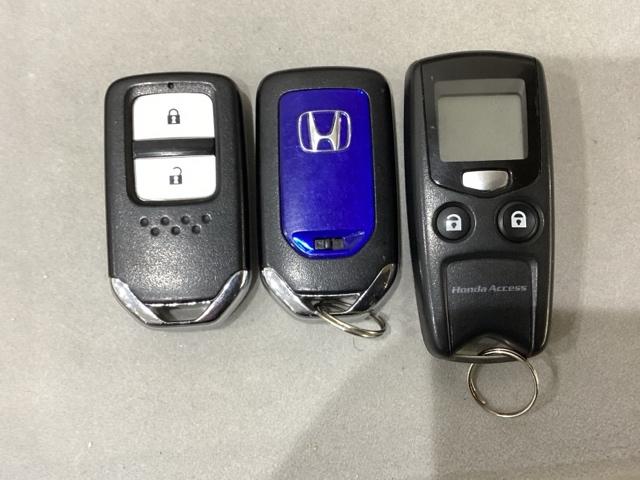 フィットハイブリッド Ｌパッケージ　純正メモリーナビ　エンジンスターター　クルーズコントロール　横滑り防止　バックカメラ　盗難防止　ＬＥＤヘッドライト　４ＷＤ（11枚目）