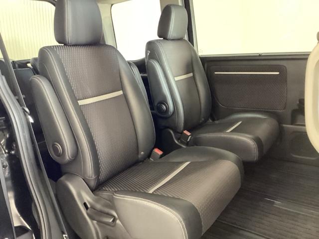 �Q��ڃV�[�g�́A�O��ɃX���C�h���鍶�E�̍��Ȃ��Ɨ����Ă���L���v�e���V�[�g�ł��B�^�񒆂̒ʘH����R��ڂ֏�邱�Ƃ��ł��܂��B�Z���^�[�s���[�ɂ͏��~��ɕ֗��ȃA�V�X�g�O���b�v������܂��B