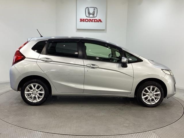 フィット １３Ｇ・Ｆパッケージ　純正アルミホイール　キーレス　スマートキー　盗難防止　４ＷＤ（4枚目）