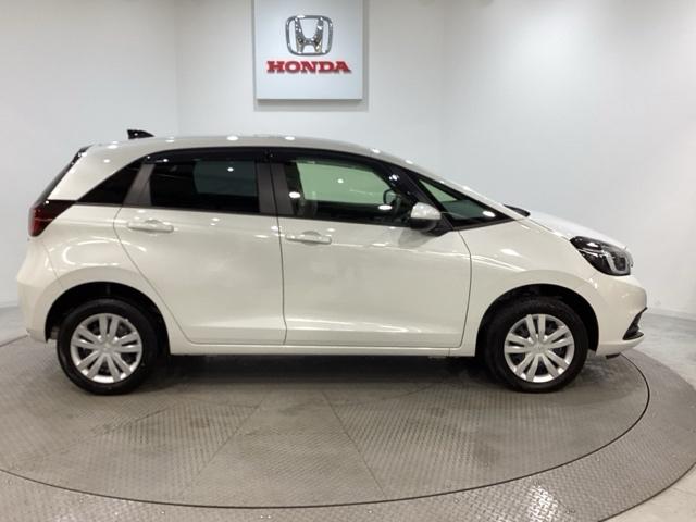 フィット ｅ：ＨＥＶホーム　コネクトディスプレイ　ドライブレコーダー　ホンダセンシング　クルーズコントロール　衝突軽減ブレーキ　横滑り防止　障害物センサー　横滑り防止　バックカメラ　盗難防止　ＬＥＤヘッドライト　４ＷＤ（6枚目）